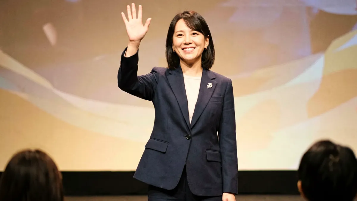 桃乃木香奈参加粉丝见面活动，与现场观众互动的温暖场景